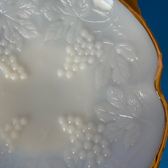 Vintage Milk Glass Anchor Hocking Pedestal Bowl - Picture 4 of 8